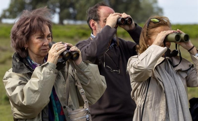 Su Majestad la Reina observa las aves acuaticas en el Parque Nacional de Doñana